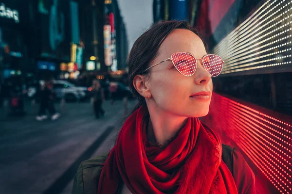 Junge Frau Mit Roter Brille Der Stadt — Stockfoto