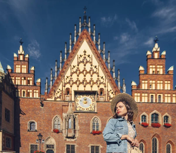Mujer Joven Día Soleado Wroclaw Imágenes de stock libres de derechos