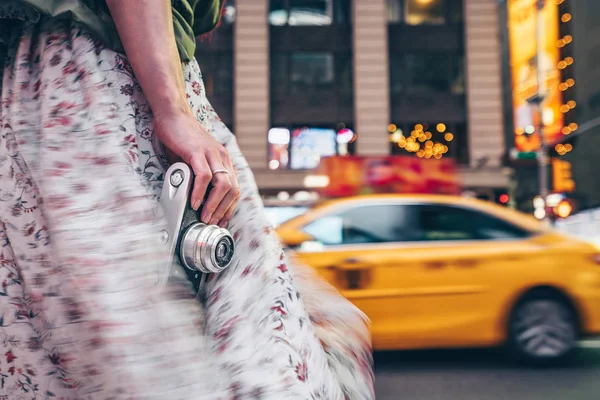 Mão Feminina Com Uma Câmera Retro Nova York Fotos De Bancos De Imagens Sem Royalties