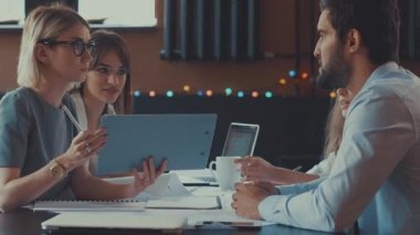 18. iş adamları çatı toplantıda