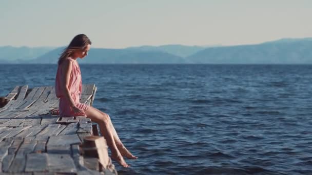 Attrayant Jeune Femme Sur Une Jetée — Video