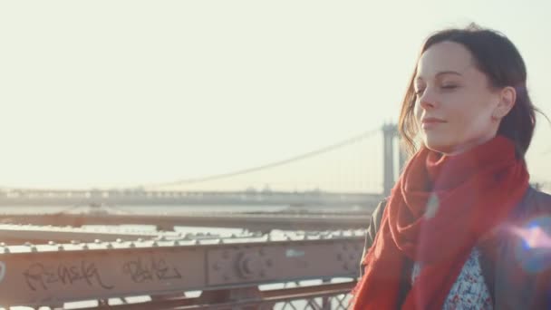 Lächelndes Mädchen Das Sonnenlicht Auf Einer Brücke Läuft — Stockvideo