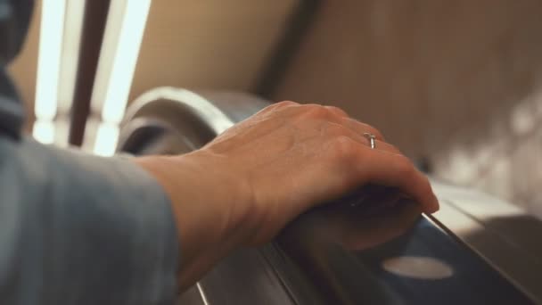 Mano Mujer Con Anillo Escalera Mecánica — Vídeos de Stock