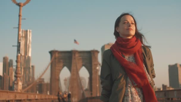 Νέα Ελκυστική Γυναίκα Περπατώντας Στην Γέφυρα Του Μπρούκλιν — Αρχείο Βίντεο