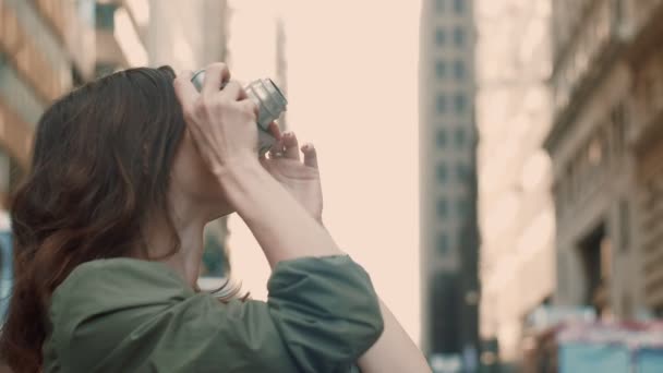 Young Girl Doing Photo Skyscraper Street — Stock Video