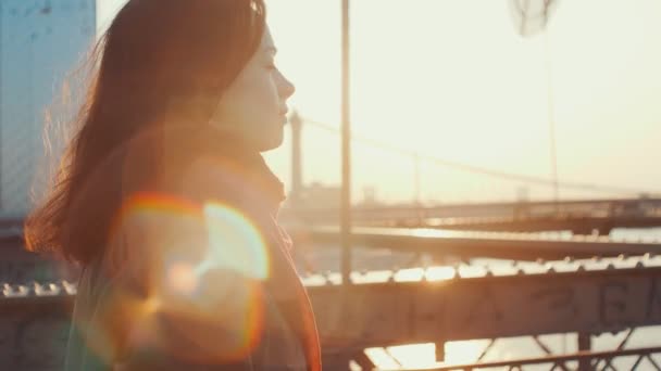 Jovem Menina Atraente Andando Uma Ponte Pôr Sol — Vídeo de Stock