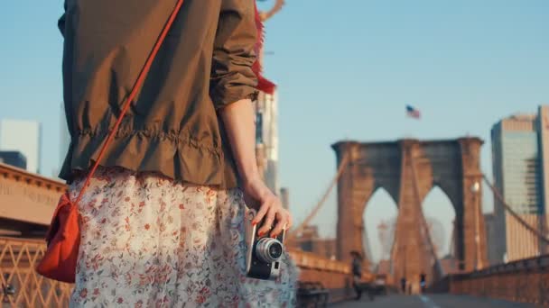Young Girl Summer Dress Brooklyn Bridge — Stock Video