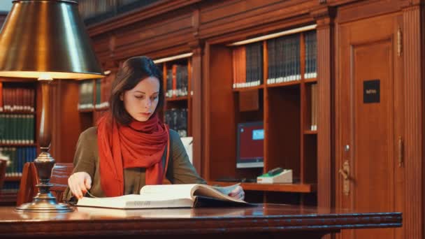 Ung Student Läsa Bok Biblioteket — Stockvideo