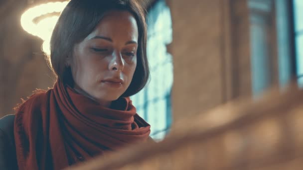 Jovem Mulher Lendo Livro Biblioteca Pública — Vídeo de Stock