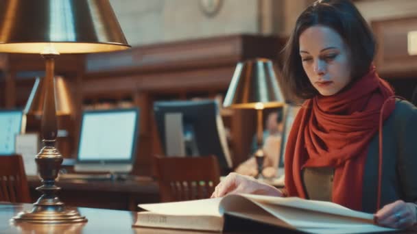 Jolie Fille Lisant Livre Dans Bibliothèque Publique — Video