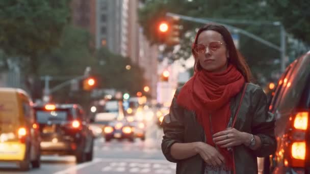 Молодая Девушка Ловит Такси Нью Йорке — стоковое видео