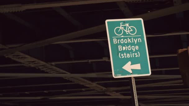 Cartello Che Indica Ponte Brooklyn — Video Stock