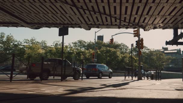 Auto Passeren Bij Een Stoplicht New York — Stockvideo
