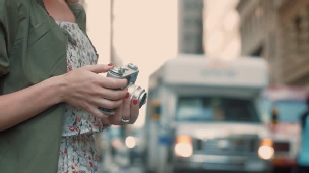 Retro Kamera Yakın Çekim Ile Genç Kız — Stok video
