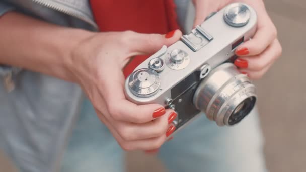 若い女の子のクローズ アップの手にレトロなカメラ — ストック動画