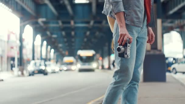 街头带着复古相机的年轻摄影师 — 图库视频影像