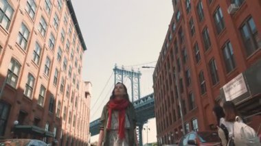 New York'ta bir retro kamera ile genç kız