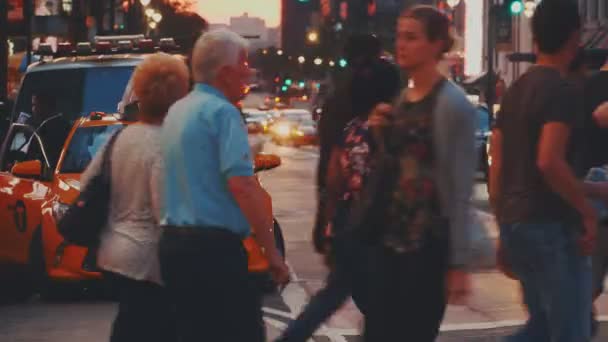 Άτομα Μια Διάβαση Πεζών Στην Times Square — Αρχείο Βίντεο