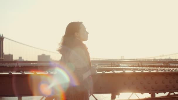 Gadis Muda Yang Menarik Bawah Sinar Matahari Jembatan — Stok Video