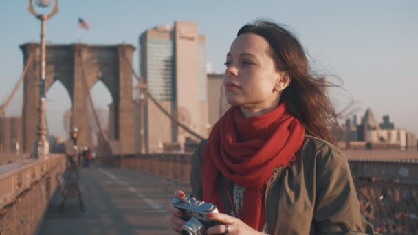 Mujer Atractiva Con Una Cámara Retro Ciudad Nueva York — Vídeo de stock