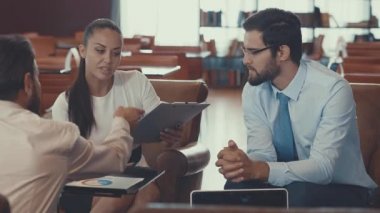 Genç iş adamları ofiste.