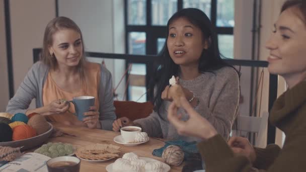 Ελκυστικά Κορίτσια Μιλάμε Στο Τραπέζι — Αρχείο Βίντεο