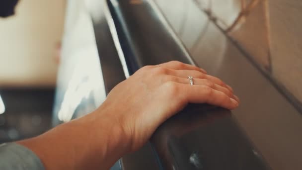 地下鉄のクローズ アップのエスカレーターで女性の手 — ストック動画