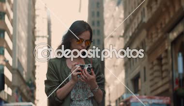 New York'ta bir retro kamera çekici kadın