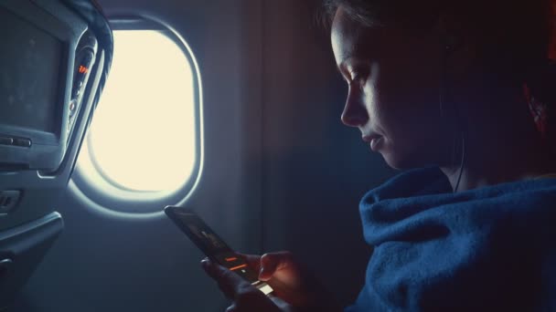 Chica Joven Con Teléfono Avión — Vídeos de Stock