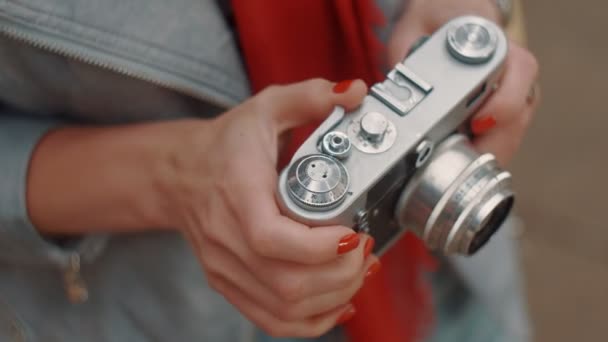 Ретро Камера Руках Молодої Дівчини Крупним Планом — стокове відео