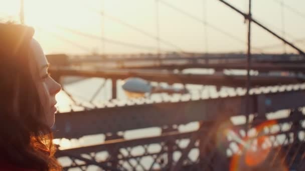 日光の下で橋の上の魅力的な女性 — ストック動画
