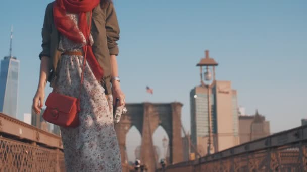 橋のクローズ アップの若い女性 — ストック動画