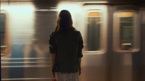 Ελκυστική Κοπέλα Στο Μετρό — Αρχείο Βίντεο