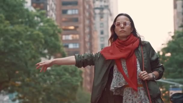 Junges Attraktives Mädchen Fängt Taxi New York — Stockvideo