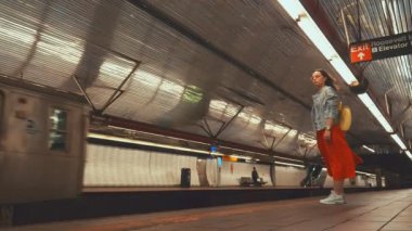 Tren Metro için bekleyen genç kız