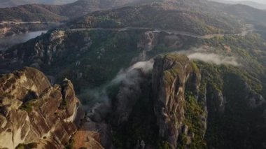 Yukarıdan adanın Yunan ormanlar görüntülemek