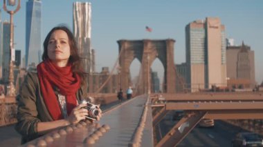 Bir köprü bir retro kamera çekici kadın