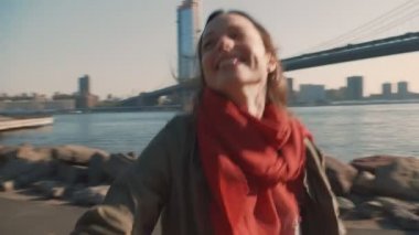 New York'ta mutlu genç kız