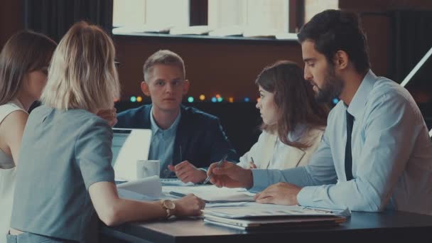 Jóvenes Empresarios Reunión Loft — Vídeos de Stock