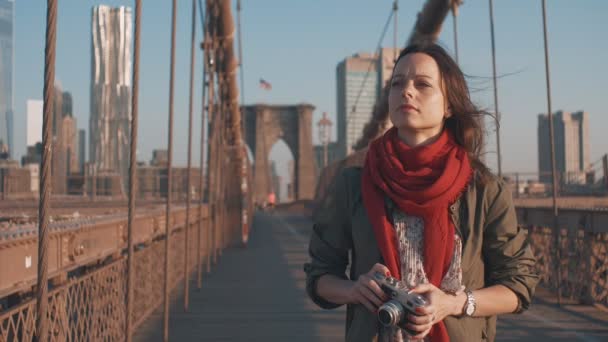 Junges Mädchen Mit Retro Kamera Auf Einer Brücke — Stockvideo