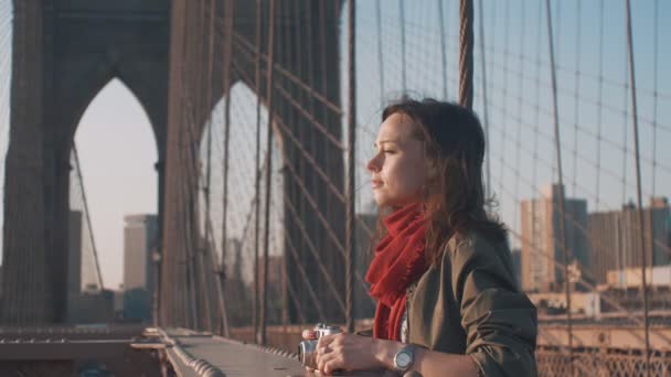 橋の上のレトロなカメラで笑顔の女の子 — ストック動画