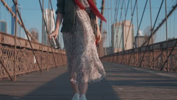 Attraktiva Flicka Med Kamera Brooklyn Bridge — Stockvideo