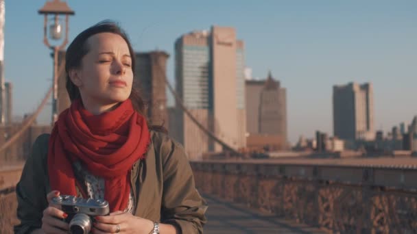 Молодой Фотограф Идет Бруклинскому Мосту — стоковое видео