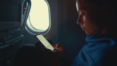 Genç yolcu uçağı bir telefon ile