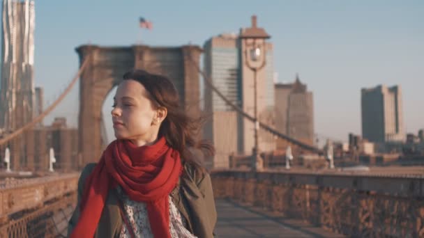 Молодая Девушка Идет Бруклинскому Мосту — стоковое видео