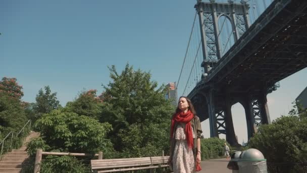 Joven Fotógrafo Puente Manhattan — Vídeos de Stock