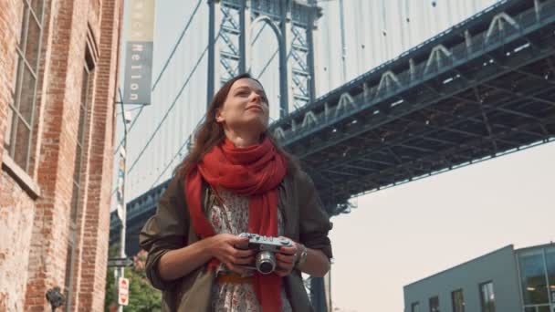 Leende Flicka Med Retro Kamera Manhattan Bridge — Stockvideo