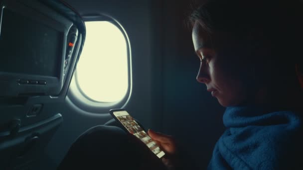 Chica Joven Con Teléfono Avión — Vídeos de Stock