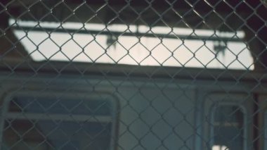 Metro treninin güneş ışığı altında