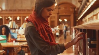 Genç kız kitaplıkta arama